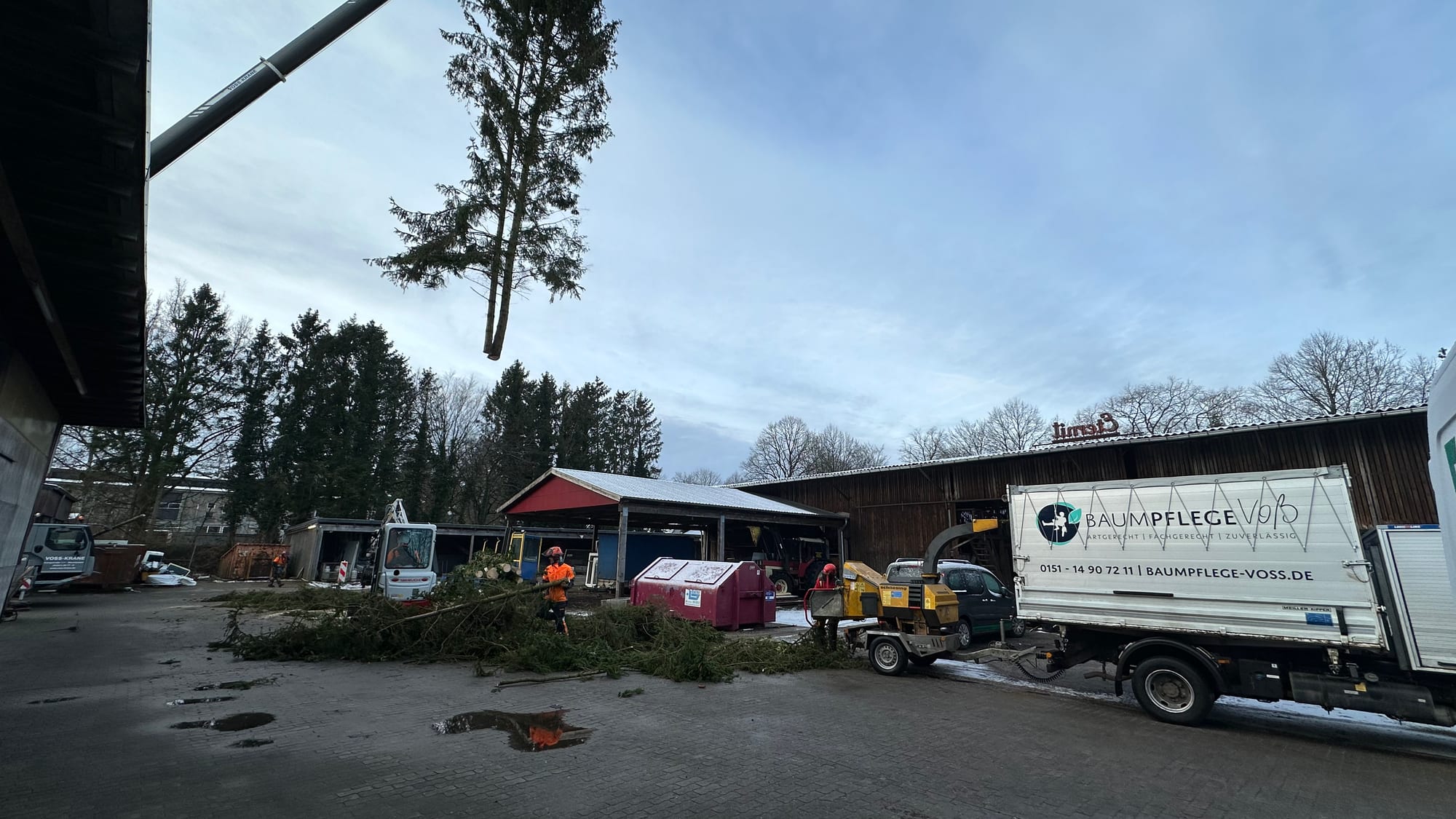 Betriebshof von Baumpflege Voß mit Häcksler und Voss-LKW